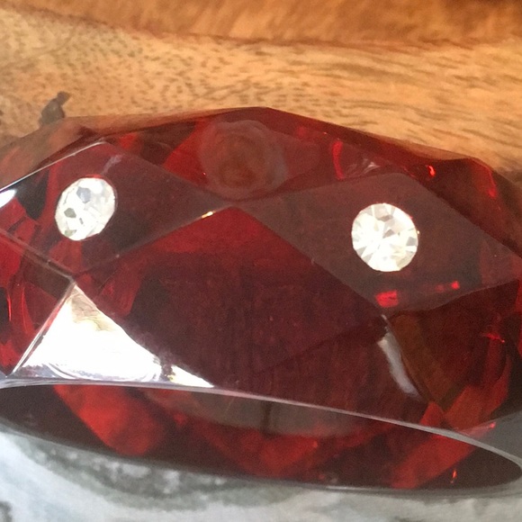 Vintage Lucite Acrylic Gem Cut Red Bangle Bracelet - Picture 6 of 7